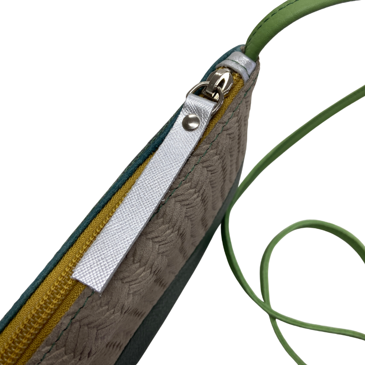 Studio Hop | tassenatelier | workshops tas maken | cursus tas maken | tassen | maatwerk | dutch design | telefoontasje | mobieltasje | tasje uit restleer