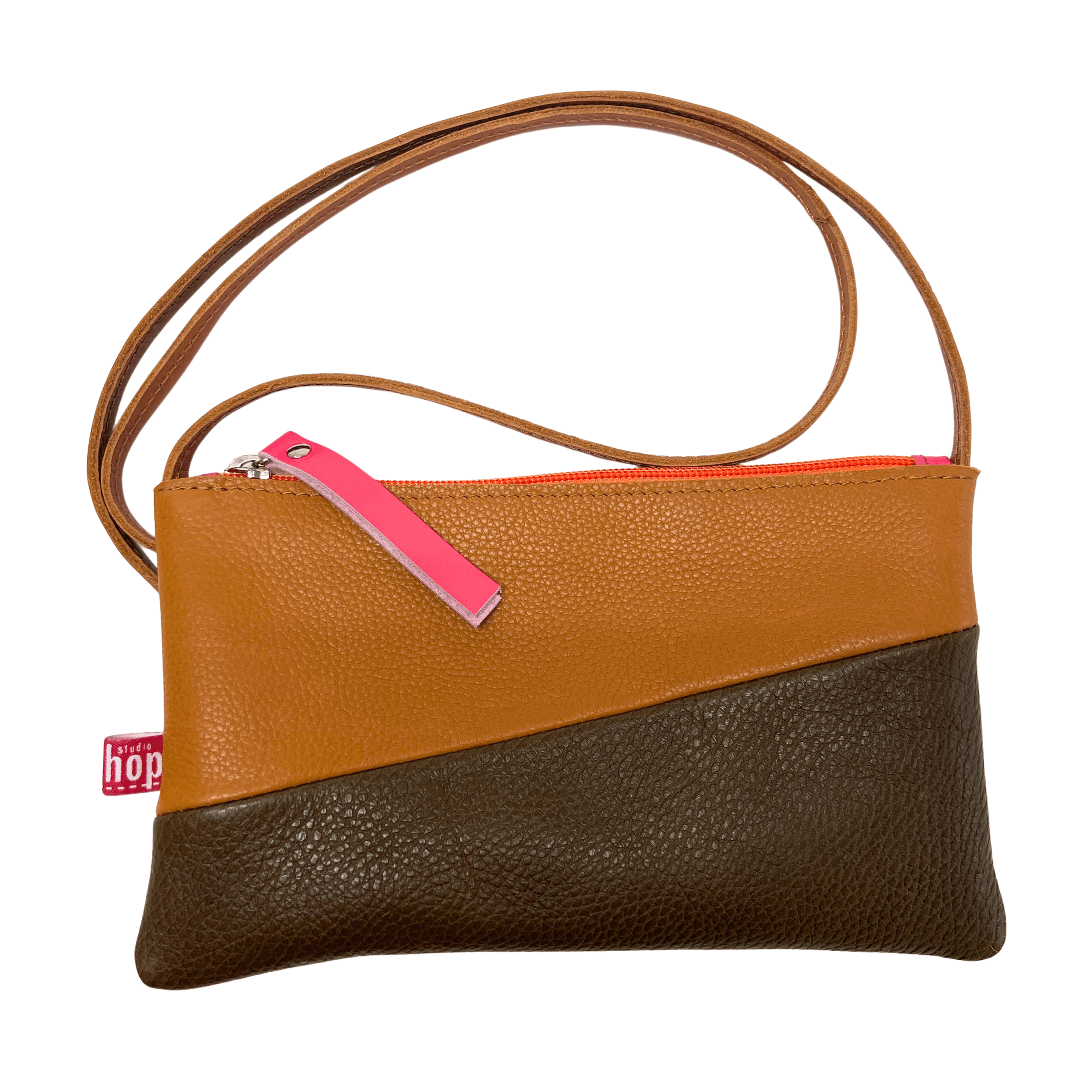 Studio Hop | tassenatelier | workshops tas maken | cursus tas maken | tassen | maatwerk | dutch design | telefoontasje | mobieltasje | tasje uit restleer